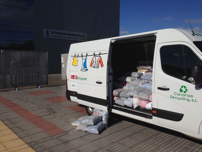El Ayuntamiento de San Bartolomé de Tirajana recibe del PROGRAMA DE AYUDA SOCIAL de  Canarias Recycling S.L. 350 kilos de ropa en buen estado.